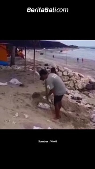 Pembongkaran tanggul pasir oleh pedagang
