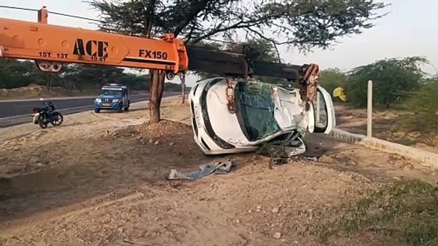 गाय को बचाने के प्रयास में असंतुलित होकर पलटी कार