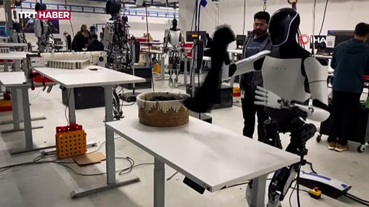 Elon Musk, şirketinin geliştirdiği insansı robotun tişört katladığı anları paylaştı