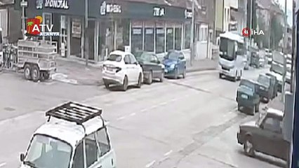 İki aracın arasında kalmaktan kıl payı kurtuldu, kaza anı kameraya yansıdı
