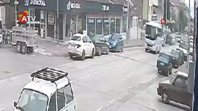 İki aracın arasında kalmaktan kıl payı kurtuldu, kaza anı kameraya yansıdı