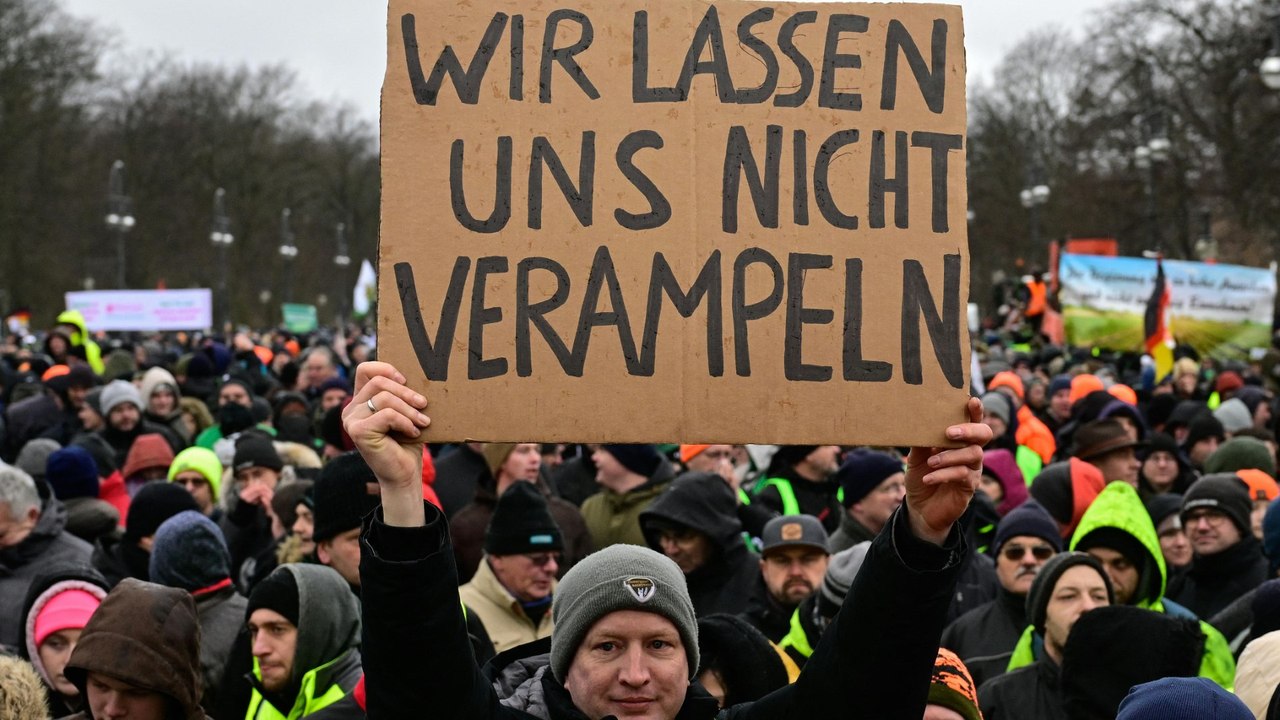 Tausende Bauern legten Zentrum Berlins lahm - und buhen Lindner aus