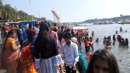 मकर संक्रांति पर नर्मदा तटों पर उमड़ी भीड़