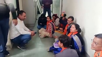 पीएचडी शोधार्थियों ने यूनिवर्सिटी में की नारेबाजी, देखें वीडियो