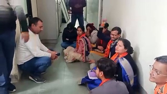 पीएचडी शोधार्थियों ने यूनिवर्सिटी में की नारेबाजी, देखें वीडियो