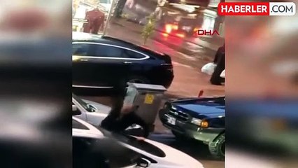 Adana'da Sevgilisini Konuşmaya İkna Edemeyen Adam Otomobilini Yumruklayarak Kırdı