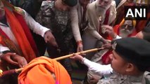 Video: भक्ति की सुगंध से महकी अयोध्या! जलाई गई गुजरात से आई 108 फीट लंबी अगरबत्ती