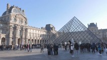 Au Louvre, des visiteurs réagissent à l'augmentation du prix d'entrée