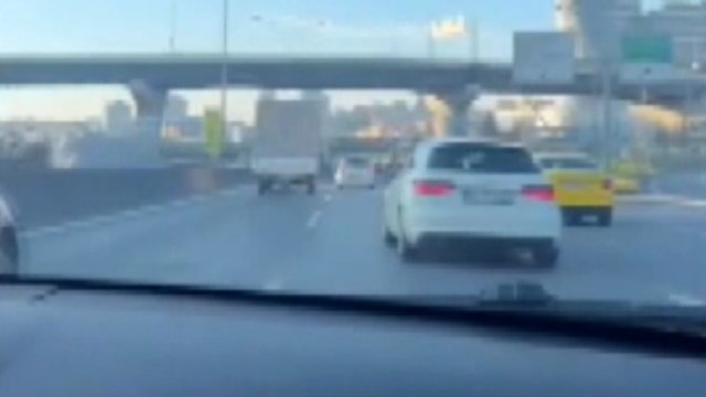 Kadıköy'de makas atarak ilerleyen sürücü kamerada!