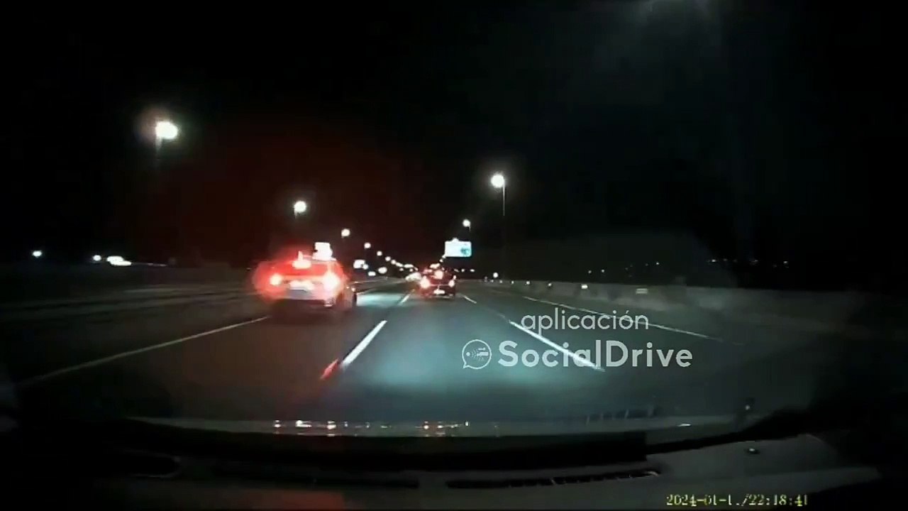 Buscan a un conductor kamikaze que huyó a pie tras chocar contra un taxi en la A-1