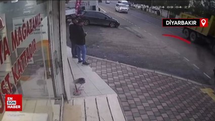 Diyarbakır'da feci kaza: Motosikletli kamyonun altında kaldı