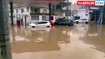 İzmir'i sağanak vurdu: Yollar göle döndü, araçlar suya gömüldü