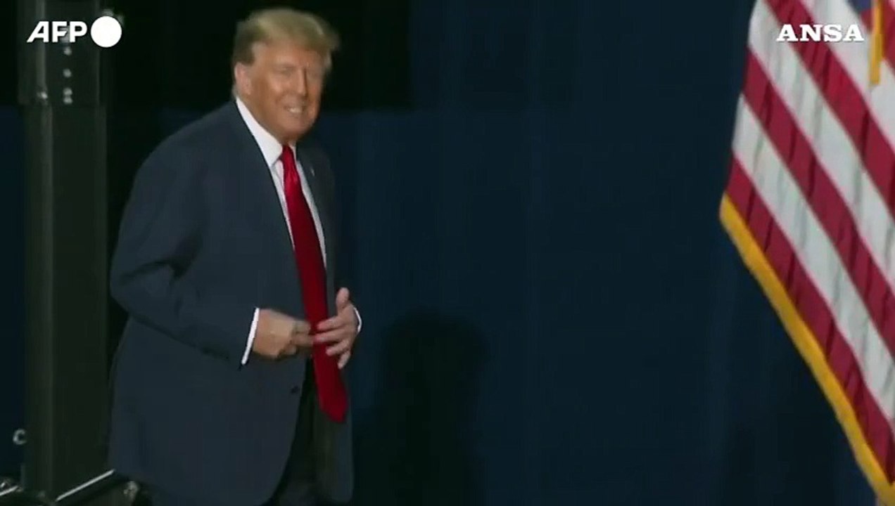 Trump acclamato dai sostenitori in Iowa dopo la vittoria nelle Primarie