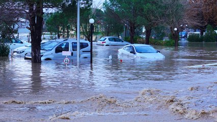 Ayvalık'ta sağanak nedeniyle sele neden oldu; midibüste mahsur kalan vatandaşlar kurtarıldı