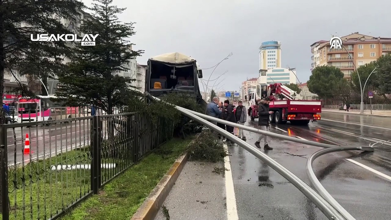 Uşak Ağaoğlu Tekstil Otobüsü Kaza Yaptı 1 Yaralı
