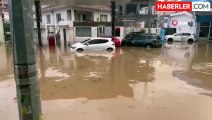 İzmir'de sağanak sonrası dereler taştı, ev ve iş yerleri su altında kaldı
