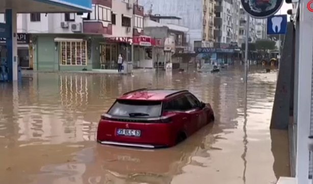 İzmir’i sağanak vurdu: Yollar göle döndü, araçlar suya gömüldü