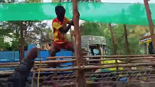 ஆத்தி என்ன பொசுக்குனு நம்ப பக்கம் திரும்பிடுச்சி; ஜல்லிக்கட்டு விழாவில் காவலர்களை தெறிக்கவிட்ட காளை