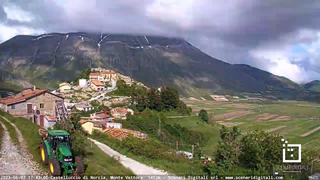 Un anno in 10 minuti: il timelapse del 2023 a Castelluccio di Norcia