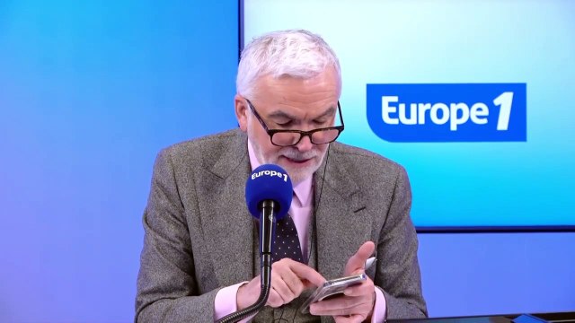 La ministre de l'Éducation, Amélie Oudéa-Castéra, sifflée à son arrivée à l'école Littré, ancien établissement de son fils