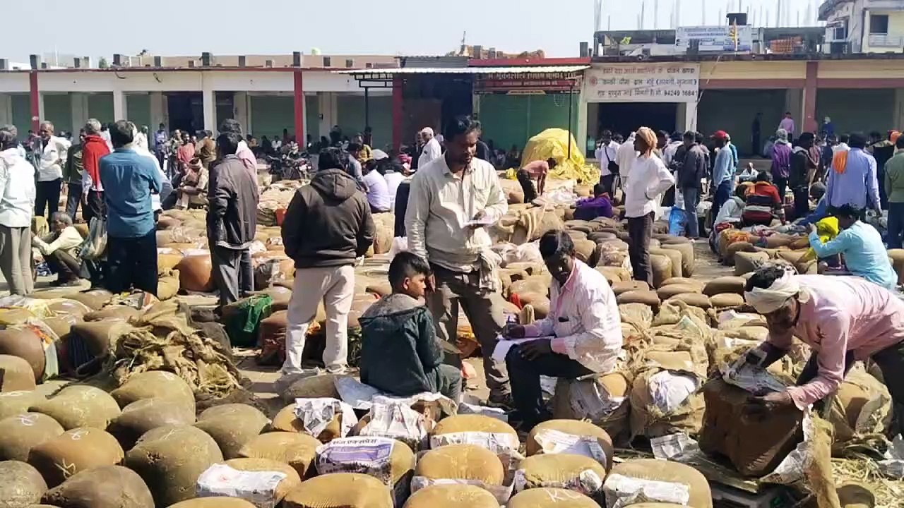 महंगाई के इस दौर में नहीं बढ़े गुड़ के दाम