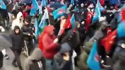 Tofaş işçisi yağmur çamur demeden nöbete devam ediyor  