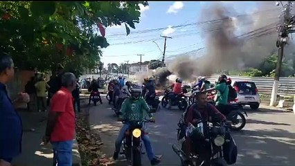 Moradores do Flexal bloqueiam via em protesto por realocação