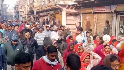 दुल्हन के लिबास में सजी इस बेटी के लिए समाज ने पलक पांवडेे बिछाए, देखे वीडियो