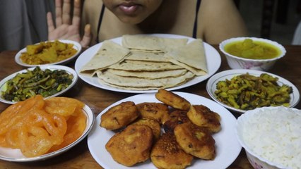 Eating Cabbage Aloo ki Sabji, Bhindi Aloo Fry, Jalebi, Masoor Dal Vada, White Rice, Karela Aloo Fry, Lauki Dal, Chapati | MUKBANG