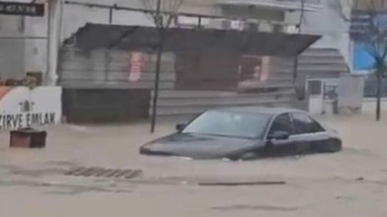 Ege'de sağanak... Yollar göle döndü, eğitim etkilendi