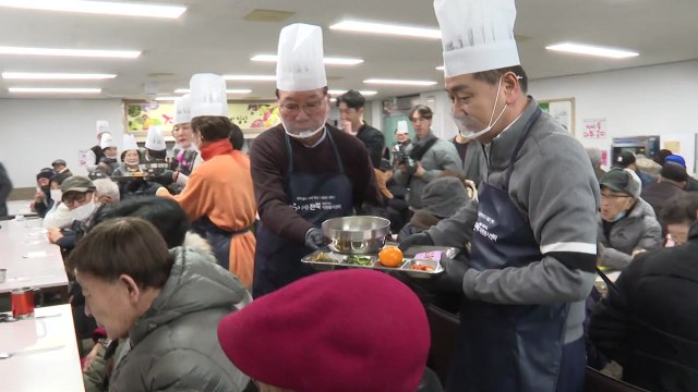 [전북] 김관영 전북지사, 지역 어르신 위해 떡국 나눔 봉사 / YTN