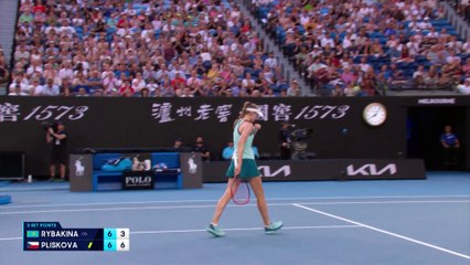 Rybakina évite le piège Pliskova : Les temps forts en images