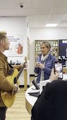 Descargar video: Ronan Keating surprises Hemel Hempstead shoppers with Tesco Mobile store performance