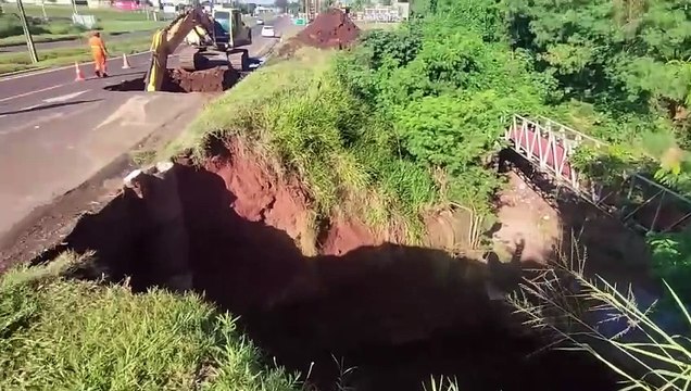 Umuarama: deslizamento de terra atinge novo trecho da PR-323 em frente à loja Havan