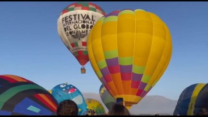 Decine di palloni aerostatici colorano il cielo di Santiago del Cile