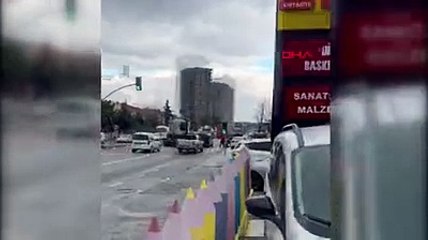 Esenyurt'ta cadde ortasında gasp: Yerlerde sürükleyip silah çektiler