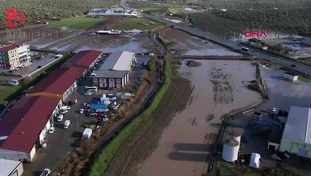 Ayvalık'ta sağanak: Dere taştı, ev ve iş yerlerini su bastı