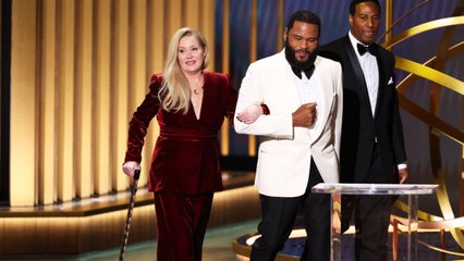 Ovación a Christina Applegate en los Emmy