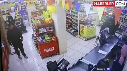 Pompalı tüfekle markete giren gaspçıları paspasla kovaladı: O anlar kamerada