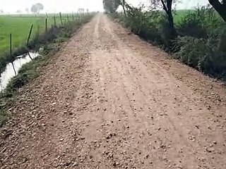 निर्माणाधीन सीसी सड़क पर ग्रेवल डाल कार्य किया बंद-video