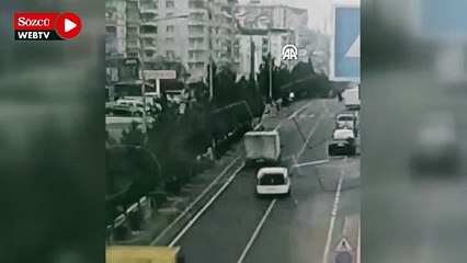 Araca çarpıp motosikletten düşen sürücü kamyonun altında kalarak öldü