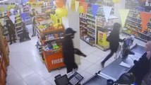 Sultangazi'de markete giren pompalı tüfekli soyguncuları paspasla kovaladı