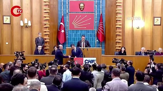 İYİ Parti'den istifa etmişlerdi! CHP'ye geçen o belediye başkanlarının rozetlerini Özgür Özel taktı