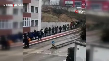 Kastamonu'dan ilginç manzaralar: Buz tutan yolda vatandaşlar düşmemek için metrelerce kaydılar