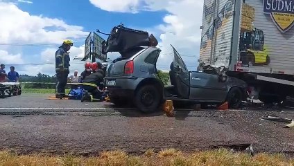 Motorista fica em estado grave após colisão entre carro e caminhão na PR-323  1