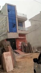 पड़ोसी ने की खुदाई.... जमींदोज हो गया दो मंजिला भवन.... देखें VIDEO ....