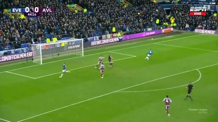 Fenomenal atajada del Dibu Martínez ante Everton