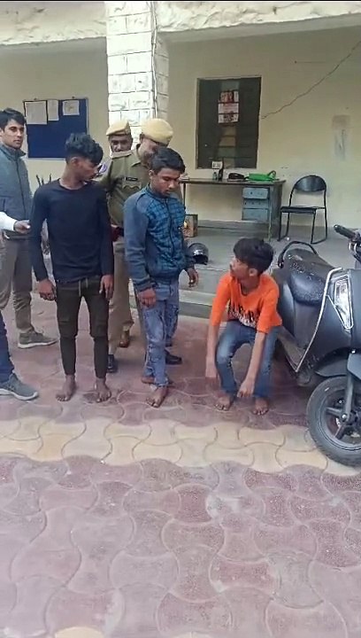 ट्रेन से उतरकर कमरे जा रहे युवकों को चाकू मारकर लूटपाट