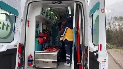 TEM'de feci kaza! Otomobilin tavanı koptu, yaralılar var