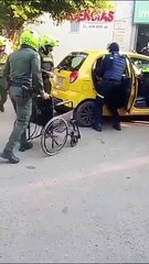 AUXILIAN A UN TAXISTA ATRACADO CON UN CUCHILLO ATRAVESADO EN LA CABEZA